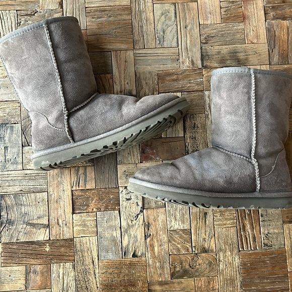 UGG Classic Short Grey Boots - Picture 1 of 13